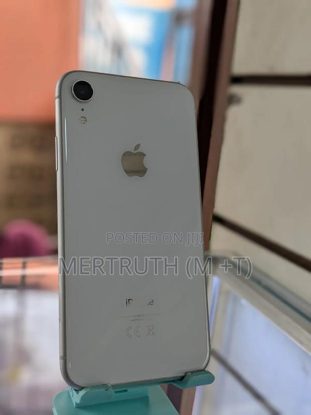Apple iPhone XR 64 GB White photo 3