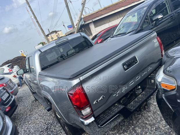 Toyota Tacoma SR 2018 Gray photo 11