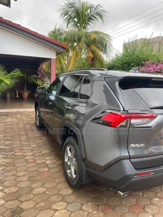Toyota RAV4 XLE AWD 2024 Gray photo 2