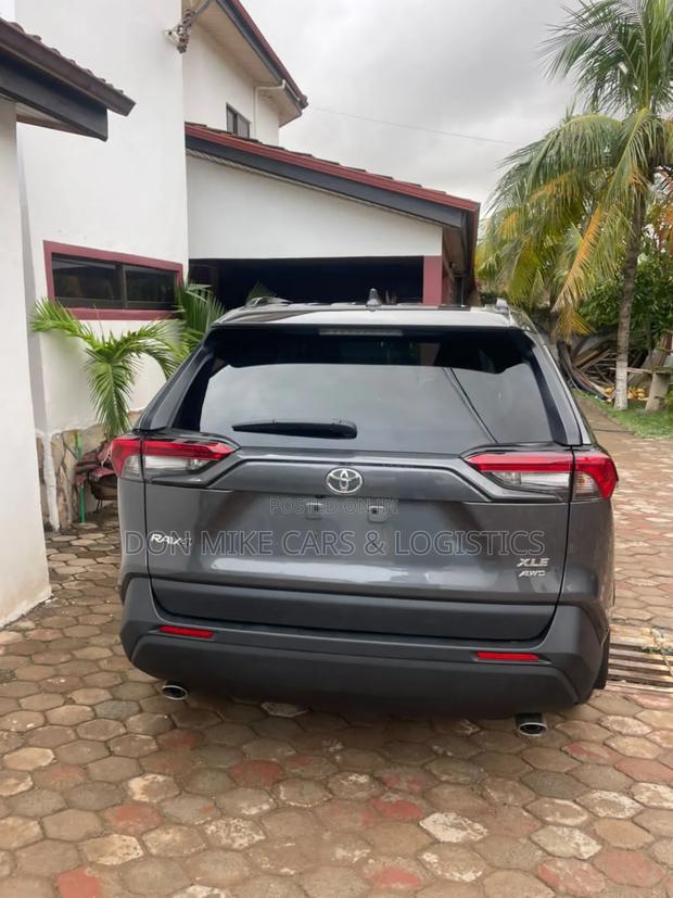 Toyota RAV4 XLE AWD 2024 Gray photo 3