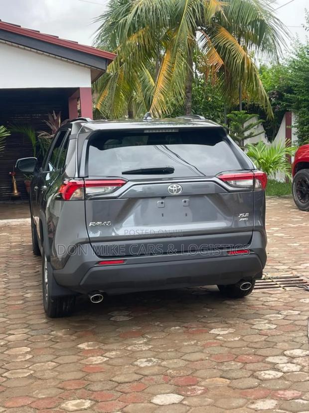 Toyota RAV4 XLE AWD 2024 Gray photo 7