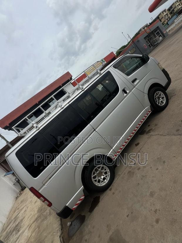 Toyota HiAce 2011 Silver
