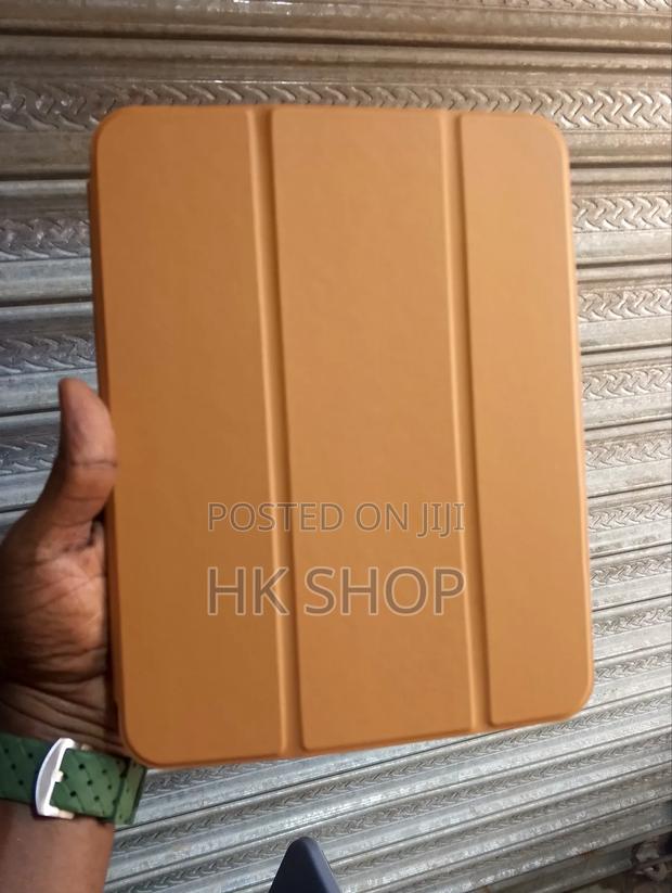 10th Generation 10.9" iPad Smart Cover Case - Brown · Photo 4