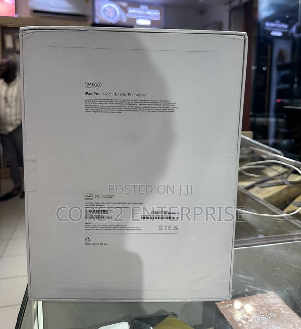 New Apple iPad Pro 13 (2024) 256 GB Silver · Photo 4