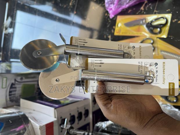 Portable Pizza Cutter · Photo 3