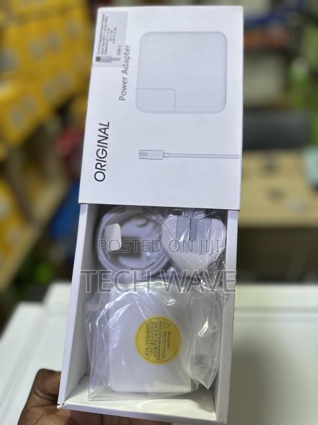 Macbook Pro 61watts Adapter photo 2