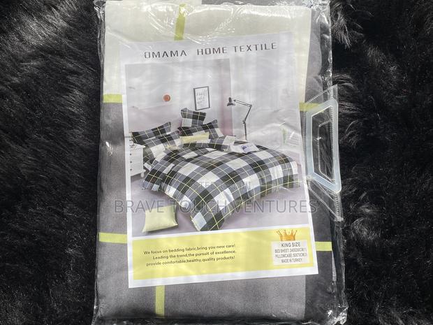 King Size Bedsheet With 3 Pillow Cases - White/Black/Green · Photo 4