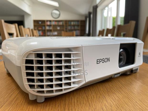 3500 Lumens Epson Projector From Uk (Free Delivery) photo 4