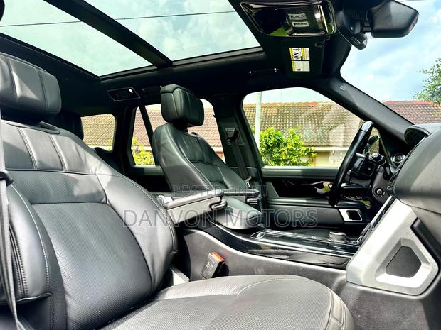 Land Rover Range Rover Vogue 2022 Black photo 10