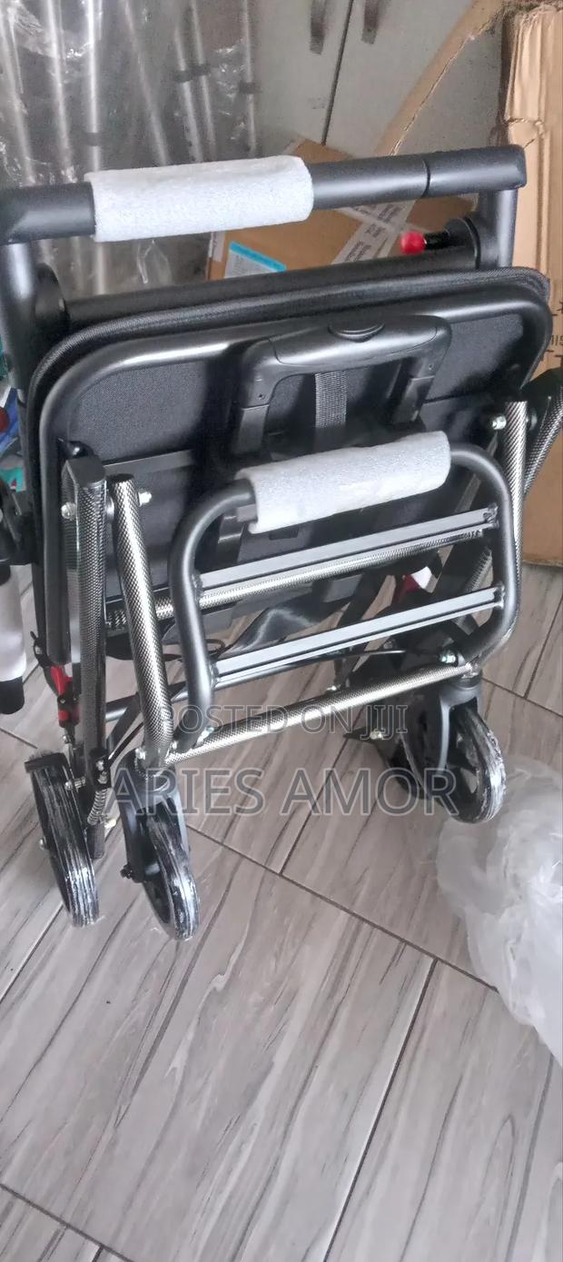 Transfer Foldable Chair With Wheels · Photo 2