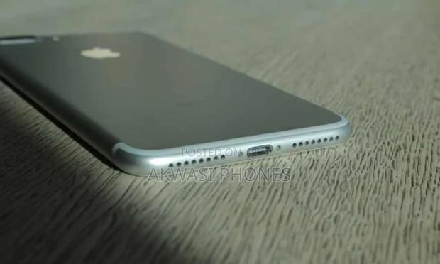 New Apple iPhone 7 Plus 32 GB Silver photo 2