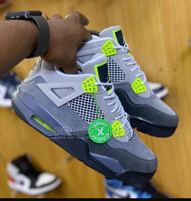 Air Jordan 4 · Photo 2