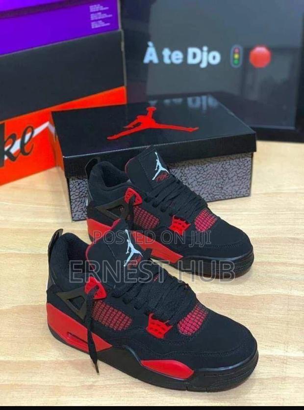 Air Jordan 4 · Photo 3