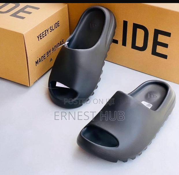Adidas Yeezy Slide · Photo 4