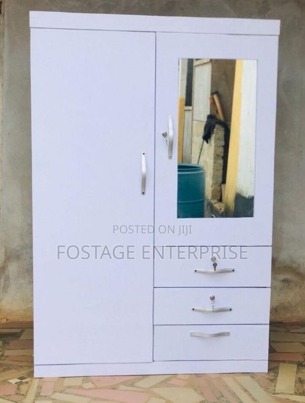 Neatly Designed Wardobe With Drawers