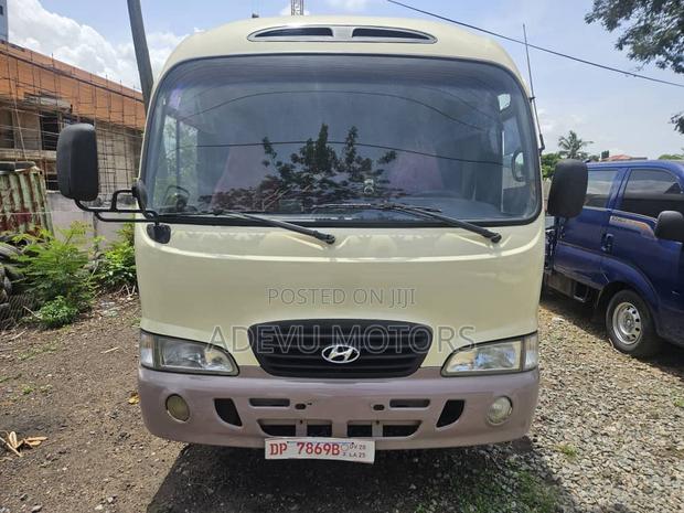 Hyundai County 2015 Yellow