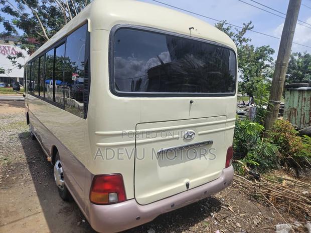 Hyundai County 2015 Yellow photo 6