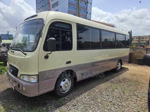 Hyundai County 2015 Yellow photo 5