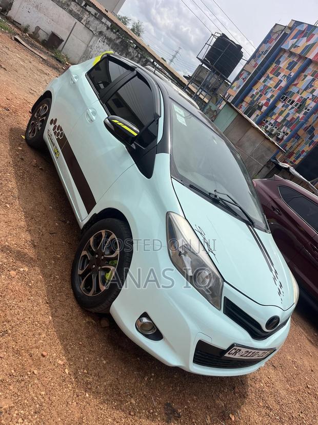 Toyota Vitz 1.0 FWD 3dr 2012 White · Photo 2