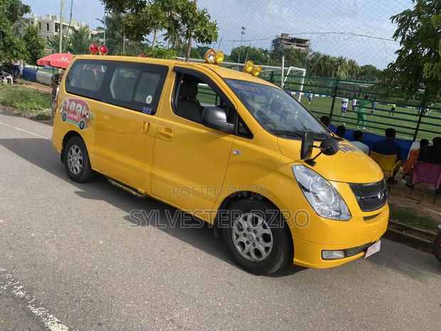 Hyundai Starex 2015 Brown