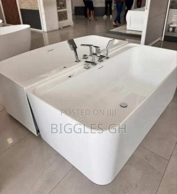Bathtub With Shower Handles · Photo 3