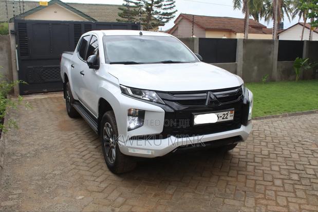 Mitsubishi L200 2021 White photo 2