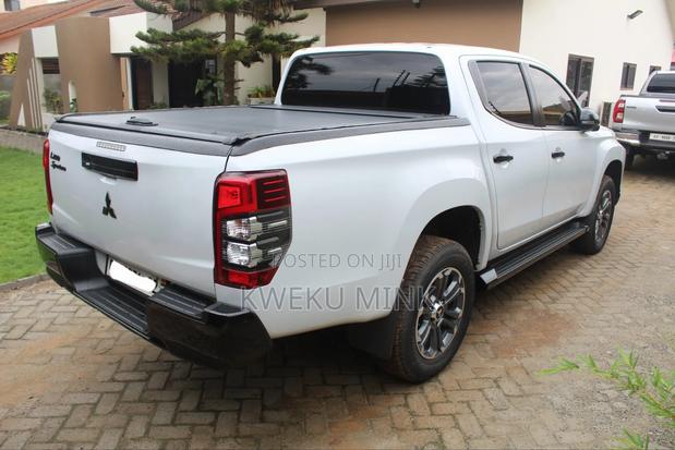 Mitsubishi L200 2021 White photo 5