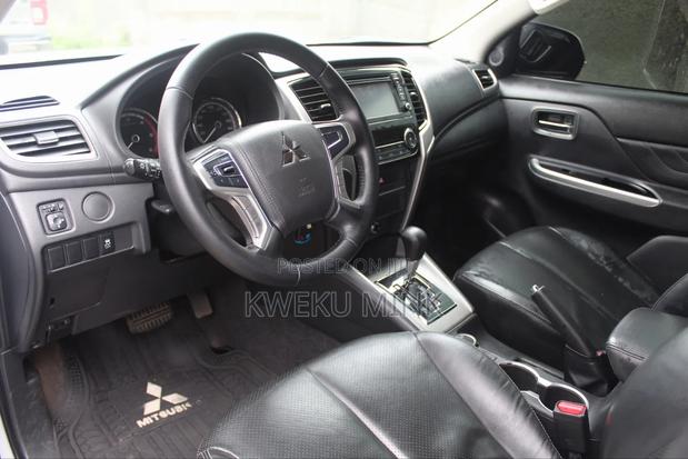 Mitsubishi L200 2021 White photo 6