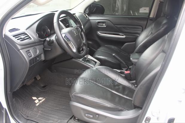 Mitsubishi L200 2021 White photo 7