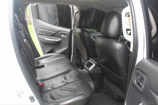 Mitsubishi L200 2021 White photo 8