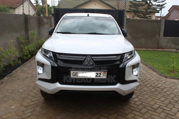Mitsubishi L200 2021 White photo 9