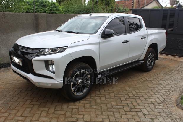 Mitsubishi L200 2021 White photo 10