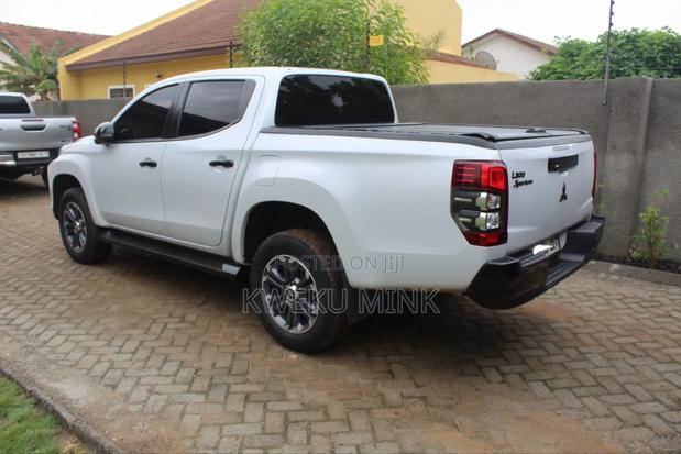 Mitsubishi L200 2021 White photo 11