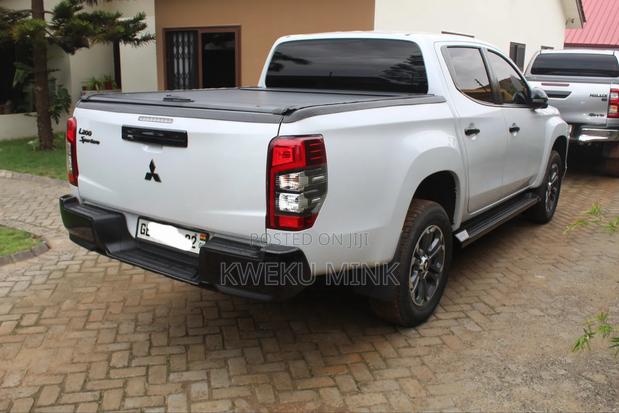 Mitsubishi L200 2021 White photo 12