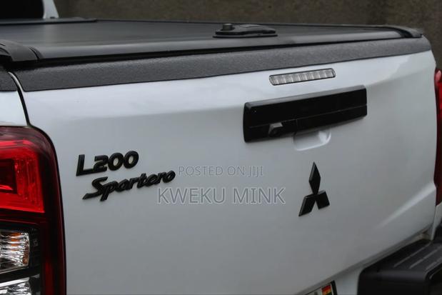 Mitsubishi L200 2021 White photo 13