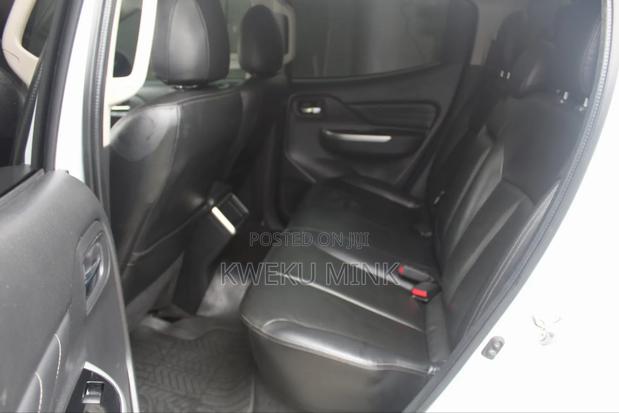 Mitsubishi L200 2021 White photo 14