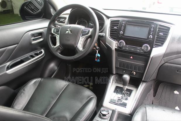 Mitsubishi L200 2021 White photo 15