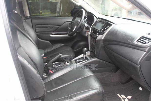 Mitsubishi L200 2021 White photo 16