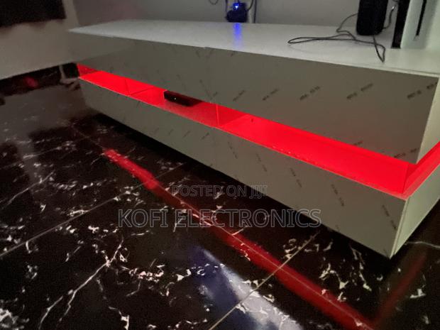 High Gloss Tv Stand in White With a Touch of Ambiance · Photo 3