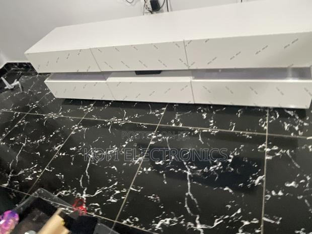 High Gloss Tv Stand in White With a Touch of Ambiance · Photo 4