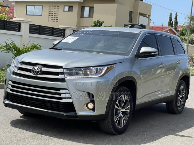Toyota Highlander LE 2019 Silver photo 2