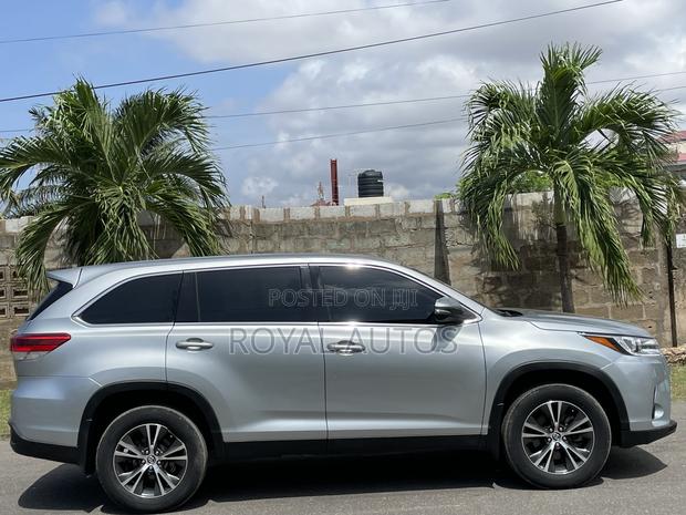 Toyota Highlander LE 2019 Silver photo 4