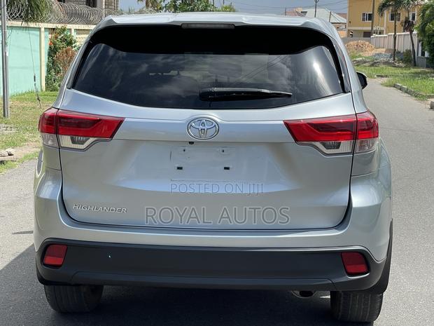 Toyota Highlander LE 2019 Silver photo 5