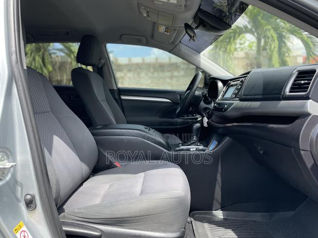 Toyota Highlander LE 2019 Silver photo 8