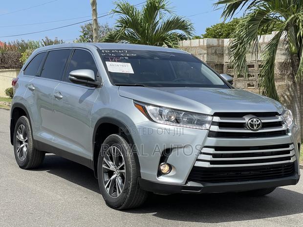 Toyota Highlander LE 2019 Silver photo 3