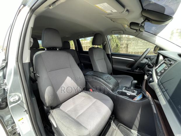 Toyota Highlander LE 2019 Silver photo 7