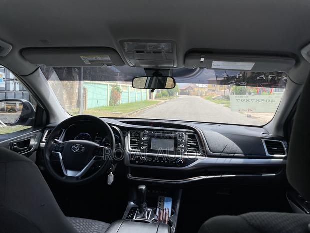 Toyota Highlander LE 2019 Silver photo 11