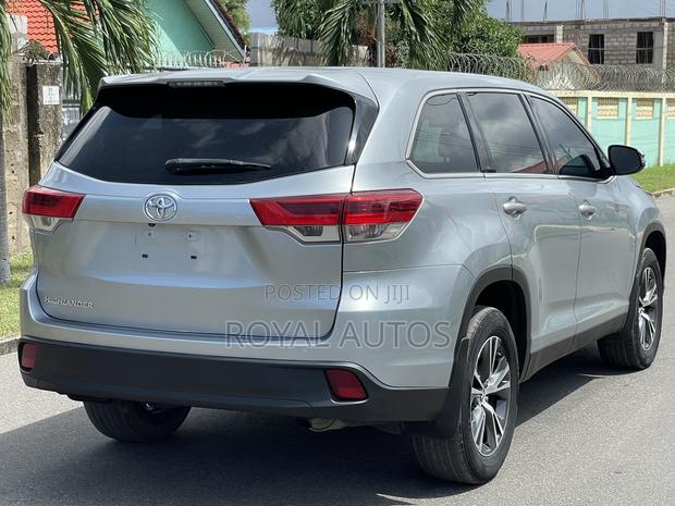 Toyota Highlander LE 2019 Silver photo 6