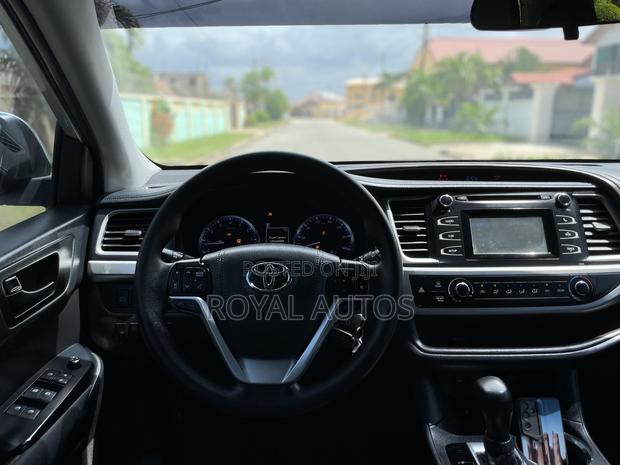 Toyota Highlander LE 2019 Silver photo 13