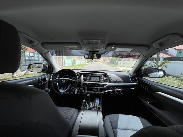 Toyota Highlander LE 2019 Silver photo 12
